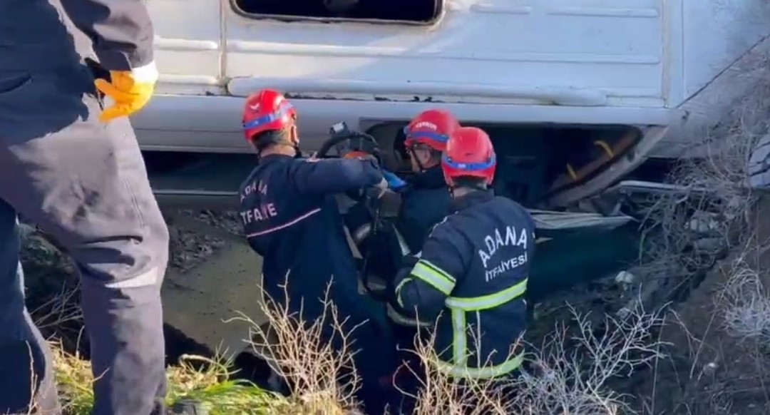 adanada ogrenci servisi sarampole devrildi 2si agir 9 yarali 0