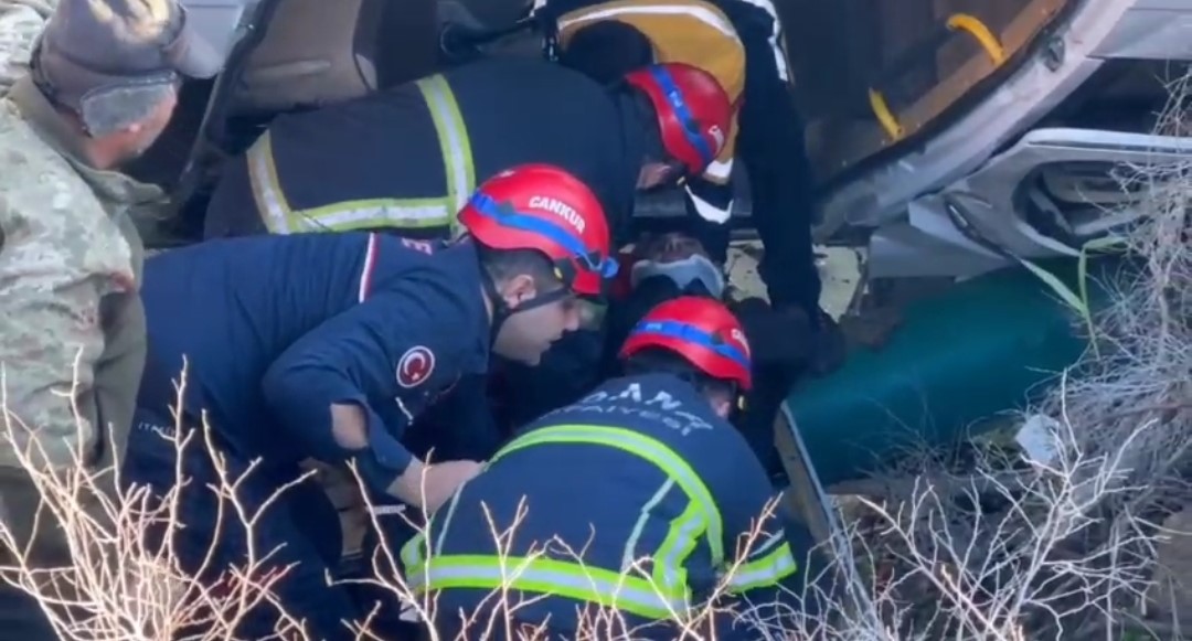 adanada ogrenci servisi sarampole devrildi 2si agir 9 yarali 1 GyMlehqb