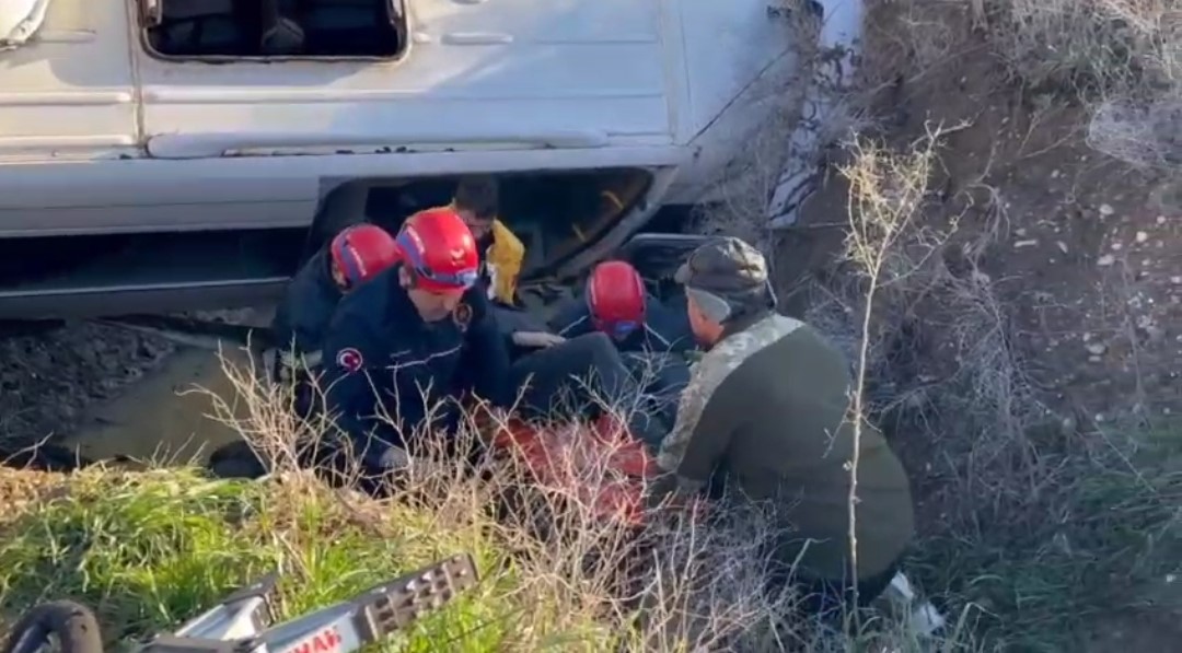 adanada ogrenci servisi sarampole devrildi 2si agir 9 yarali 2 zTbMIH3B