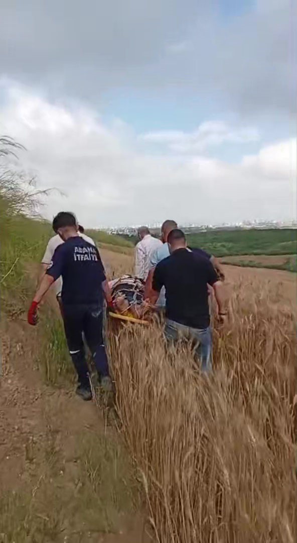 adanada otomobil tarlaya uctu 1 olu 1 yarali 0 YVUcFRpj