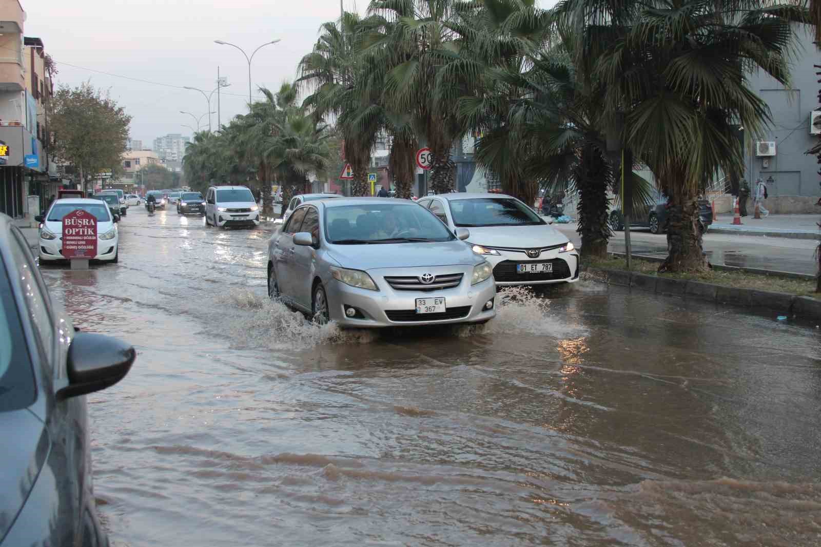 adanada patlayan icme suyu borusu sokaklari gole cevirdi 0 ia2UWbVy
