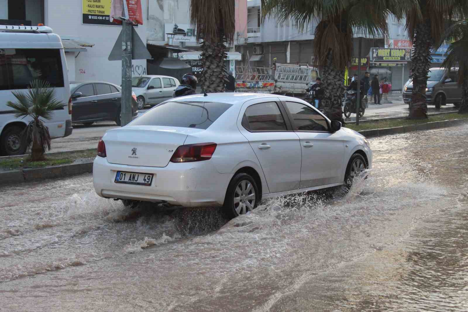 adanada patlayan icme suyu borusu sokaklari gole cevirdi 2 m9NKIXlK