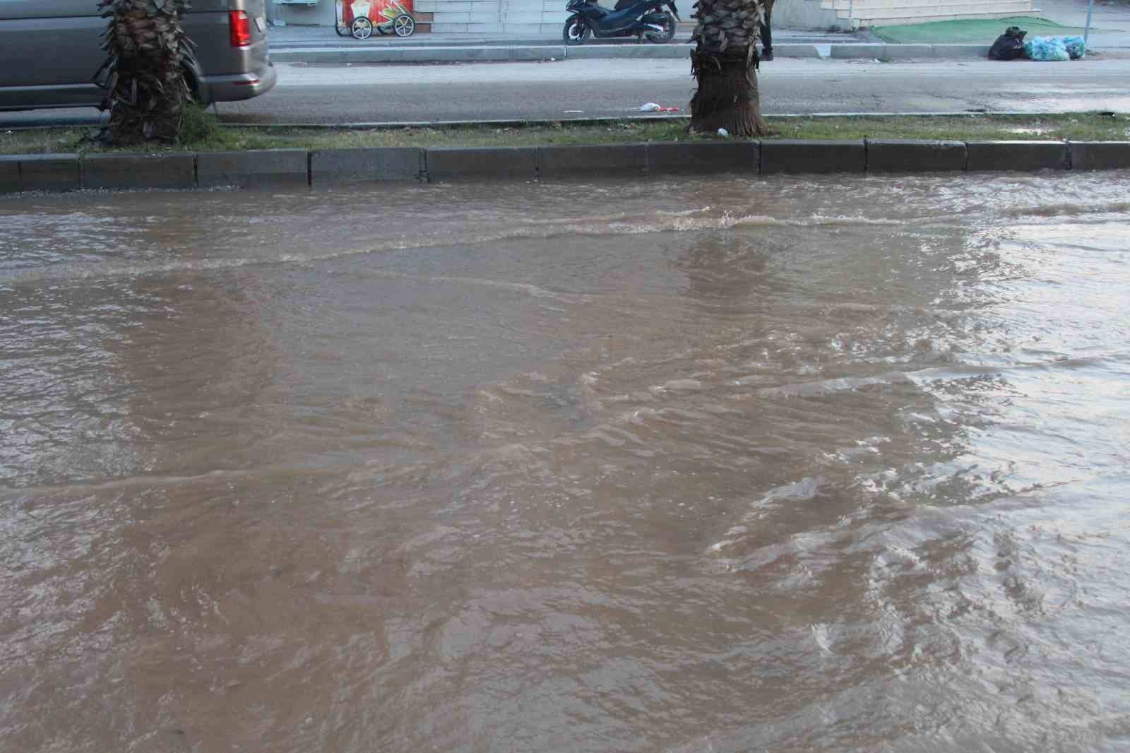 adanada patlayan icme suyu borusu sokaklari gole cevirdi 3 dUnNXsNV