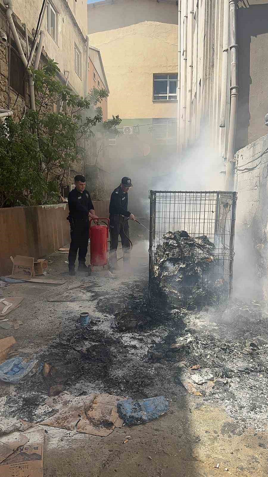 adanada polis ekiplerinin mudahalesi yanginin buyumesini onledi 1 rlZ3iibC