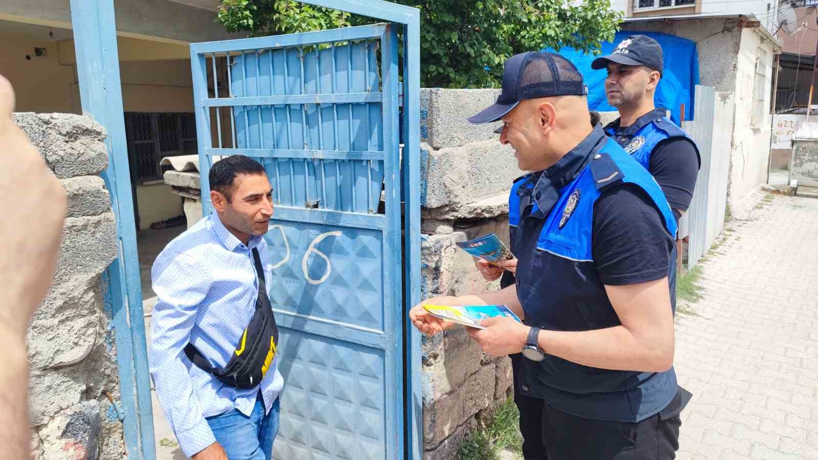 adanada polis kagit oyununa ara verdirip bogulma bilgilendirmesi yapti 1