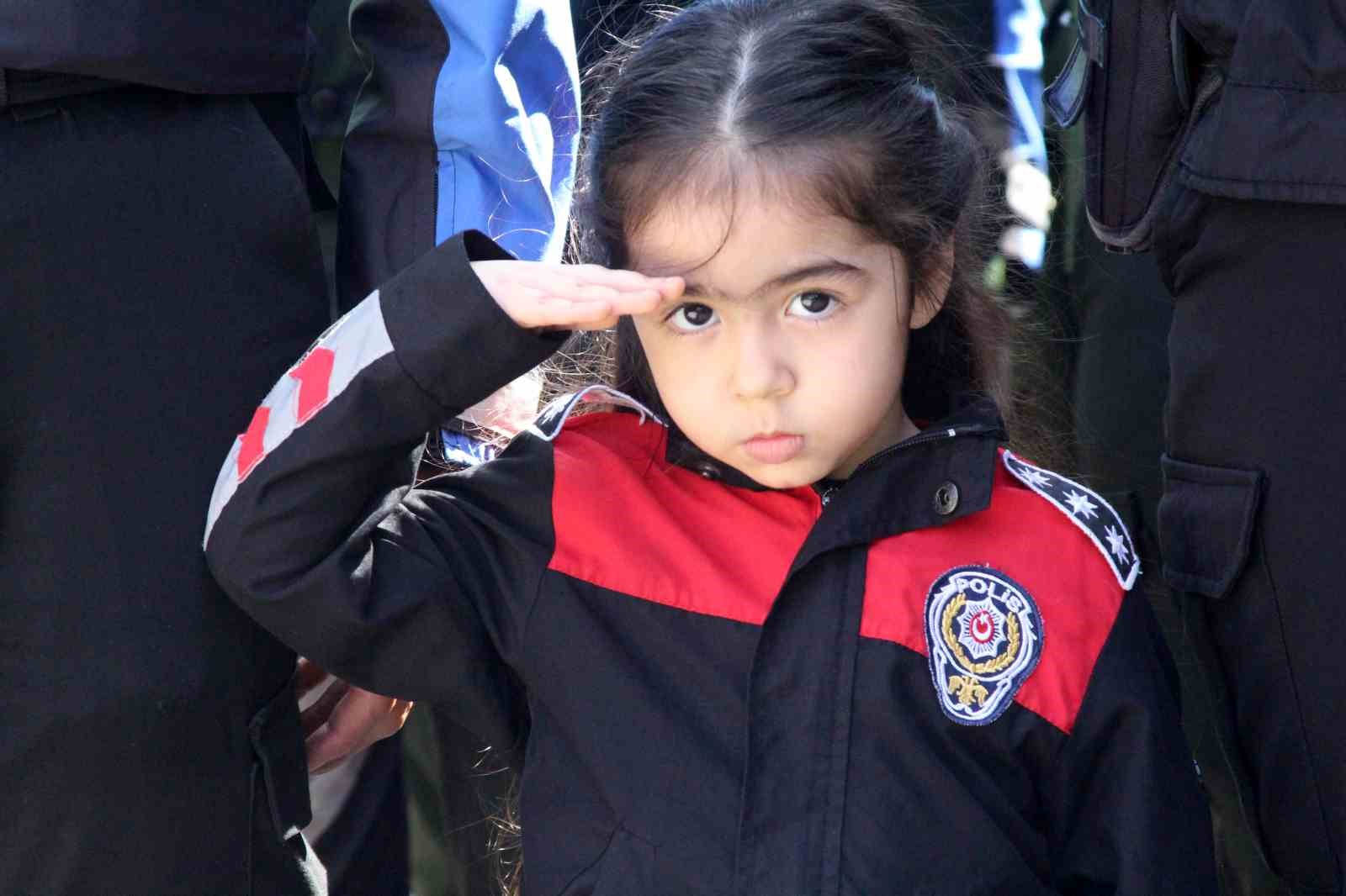 adanada polis korteji nefes kesti 10