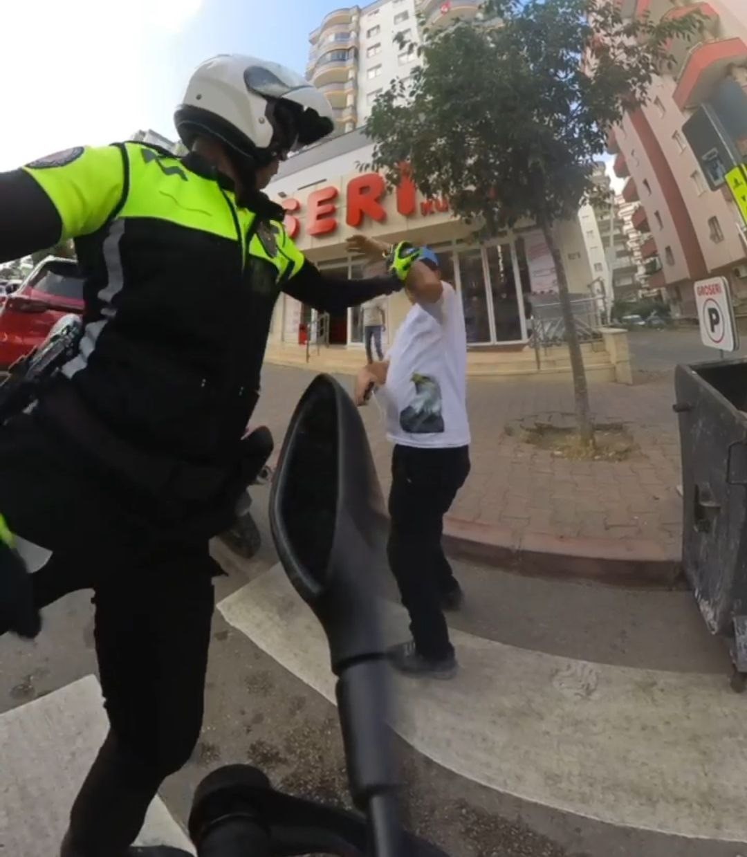 adanada polis ve ozel birey arasinda duygulandiran goruntuler 1 IhM9mN4N