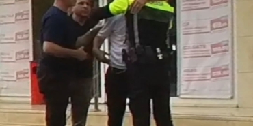 adanada-polis-ve-ozel-birey-arasinda-duygulandiran-goruntuler-rAYpM4xF.jpg