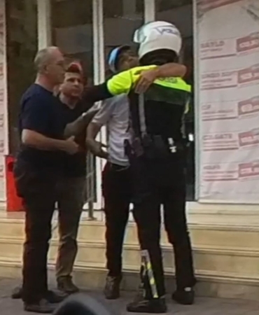 adanada-polis-ve-ozel-birey-arasinda-duygulandiran-goruntuler-rAYpM4xF.jpg
