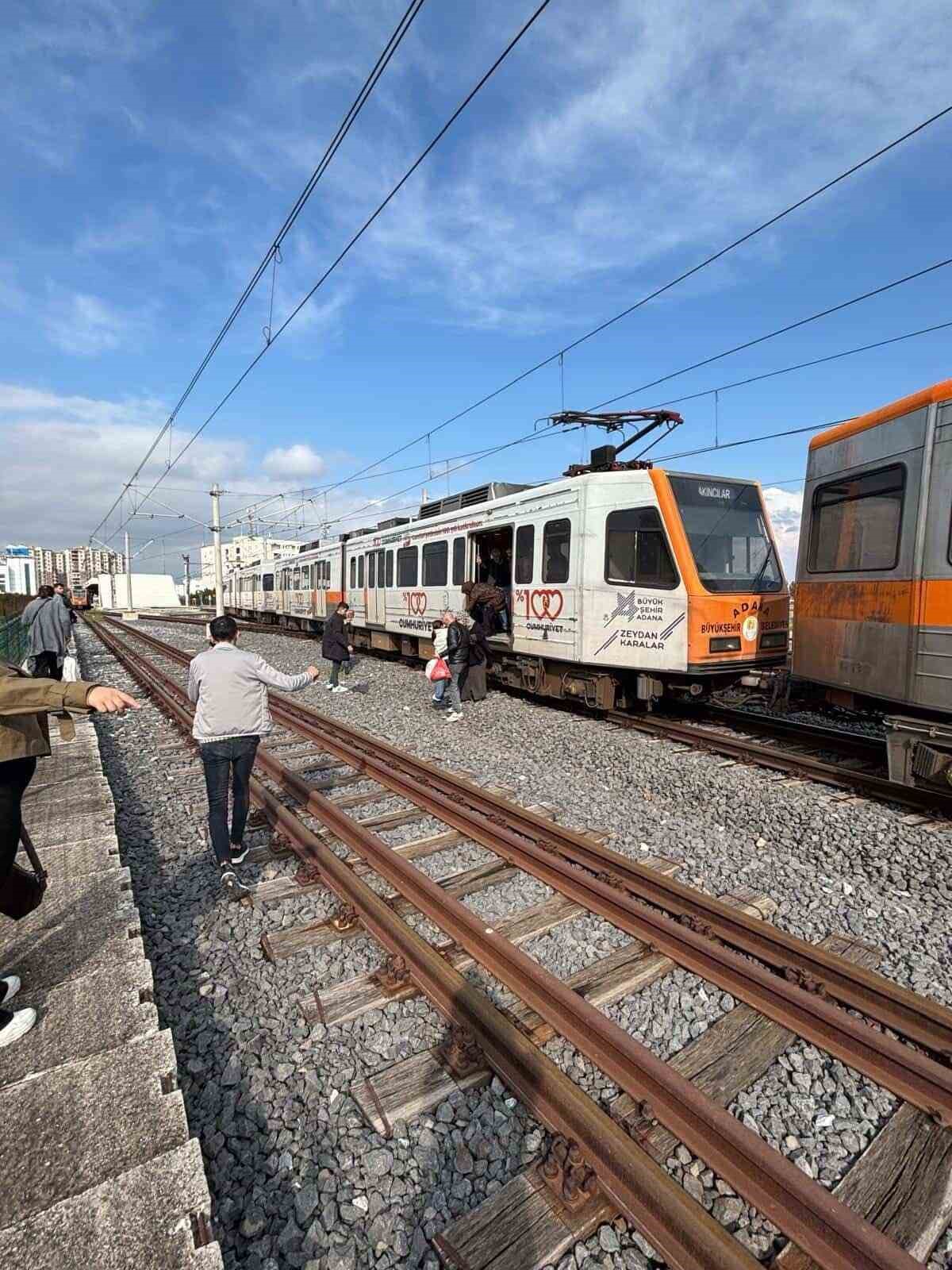 adanada raydan cikan metro vagonu direge carpti 2 JHJEZzHF