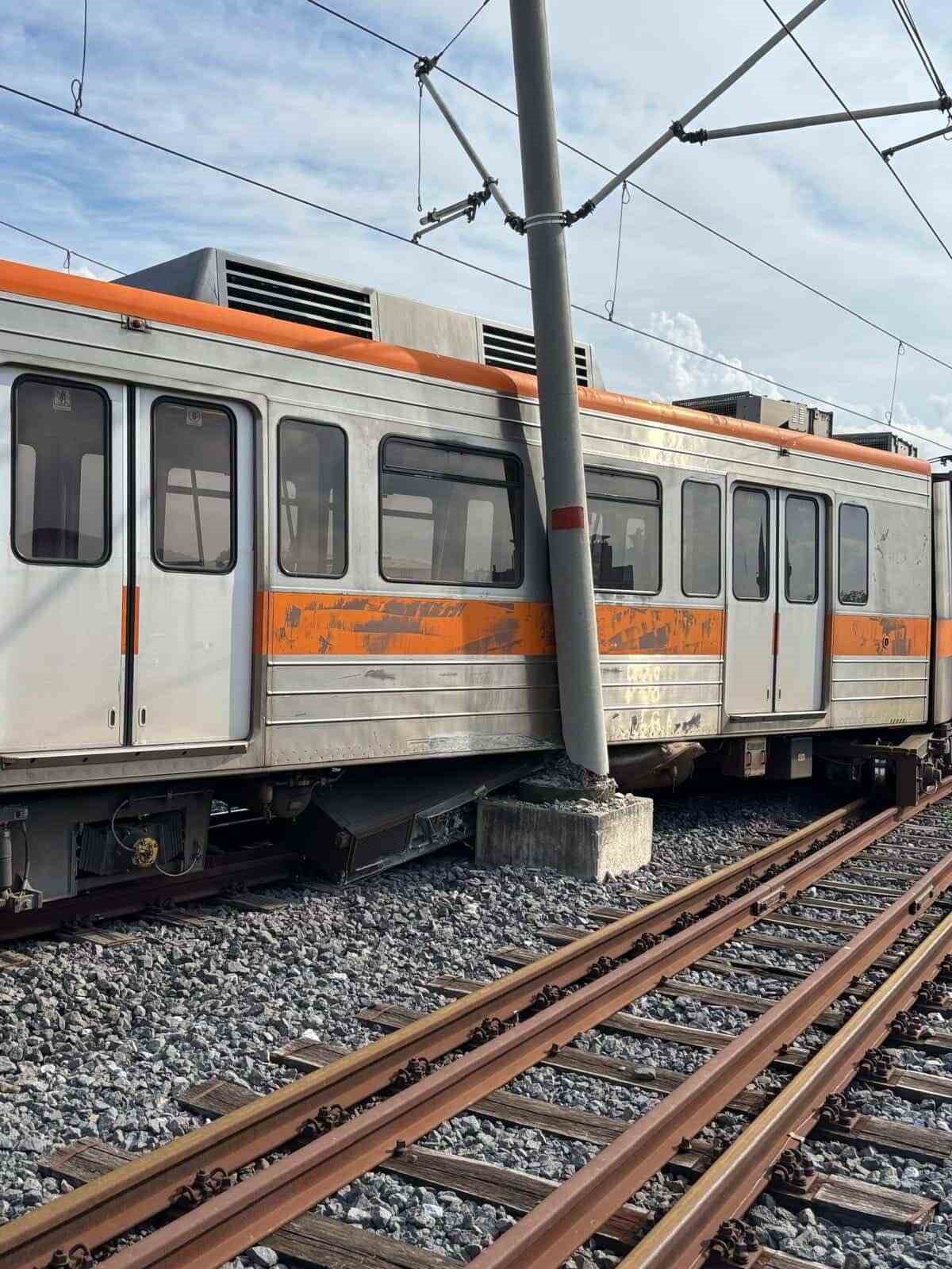 adanada raydan cikan metro vagonu direge carpti 3 WhBj45Ep