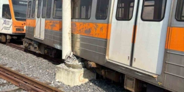 adanada-raydan-cikan-metro-vagonu-direge-carpti-GL9Ujupt.jpg