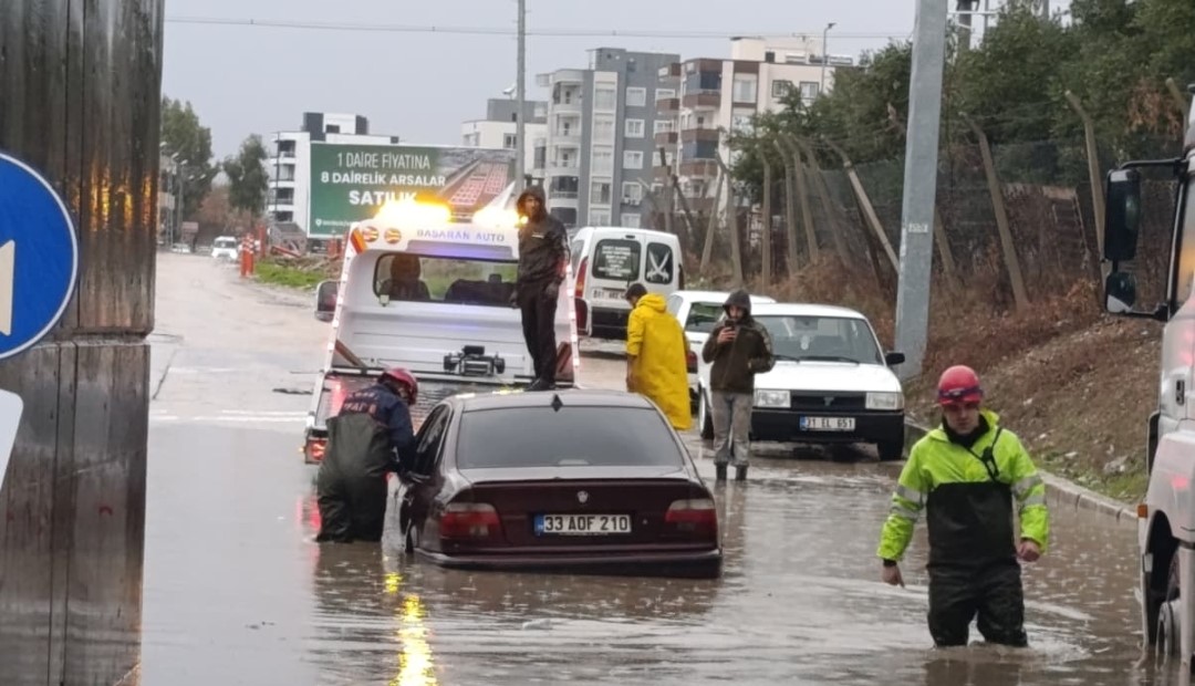 adanada saganak hayati felc etti araclarinda mahsur kalan vatandaslari itfaiye kurtardi 0 qgT2W3Vv