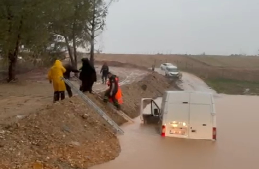 adanada saganak hayati felc etti araclarinda mahsur kalan vatandaslari itfaiye kurtardi 1 MOslikSk