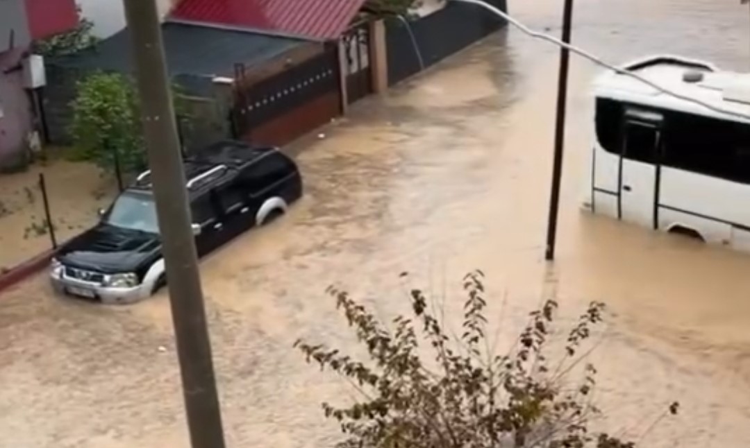 adanada saganak hayati felc etti araclarinda mahsur kalan vatandaslari itfaiye kurtardi 2 fXL8FiEg