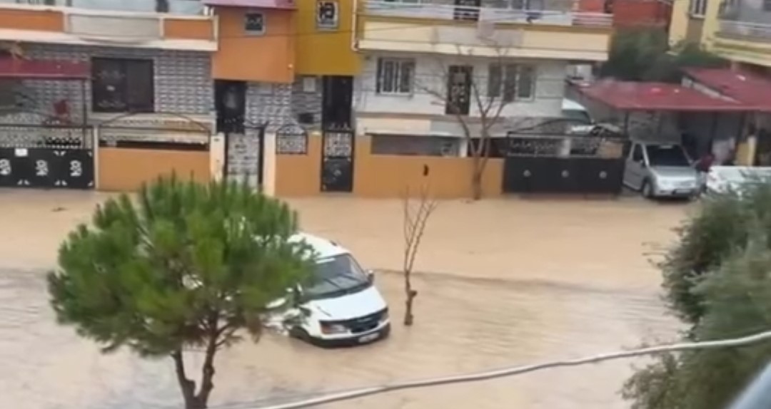adanada saganak hayati felc etti araclarinda mahsur kalan vatandaslari itfaiye kurtardi 3 TXw5n9JB