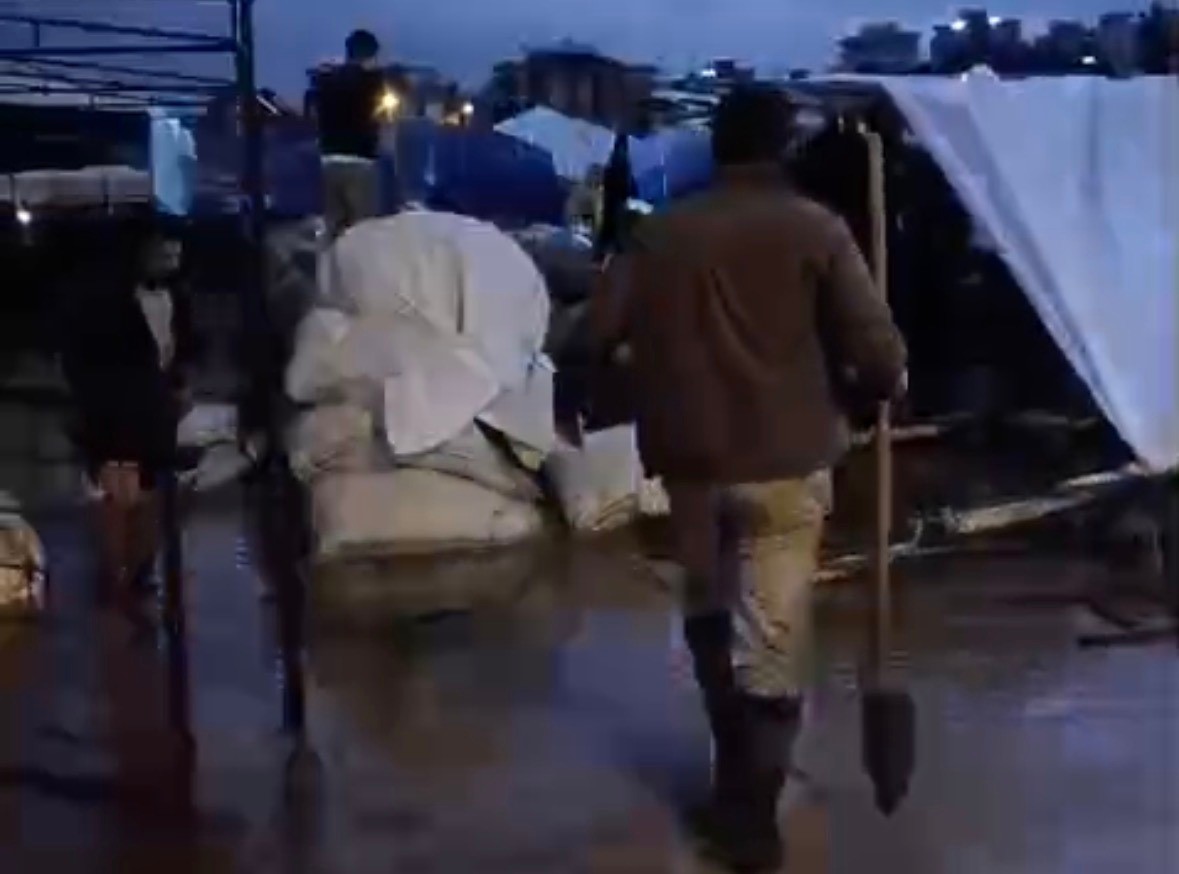 adanada saganak yagis yollari gole cevirdi 1 LefKKJuk