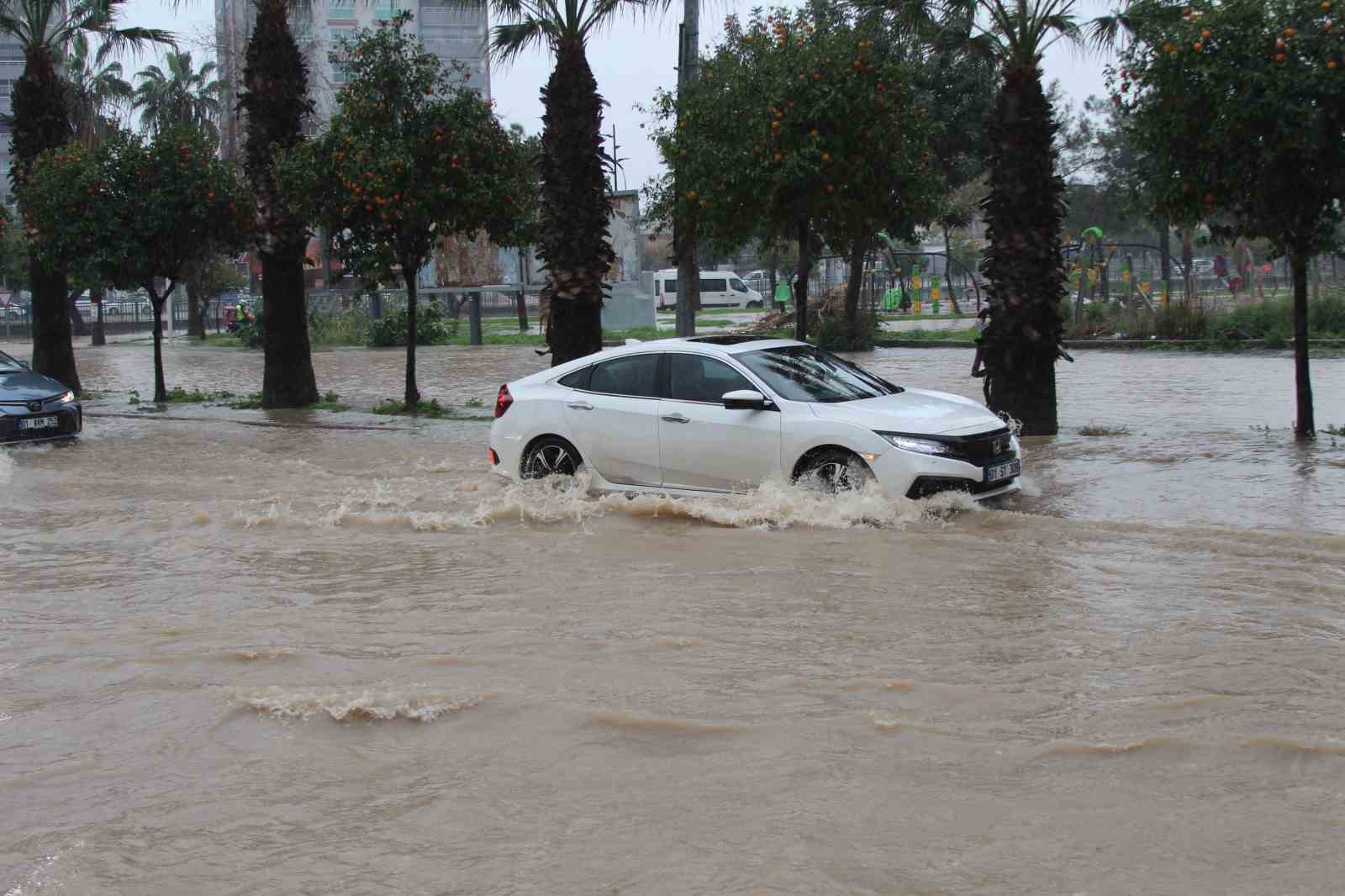adanada saganak yagista yollar gole dondu 1 DVBOME2I