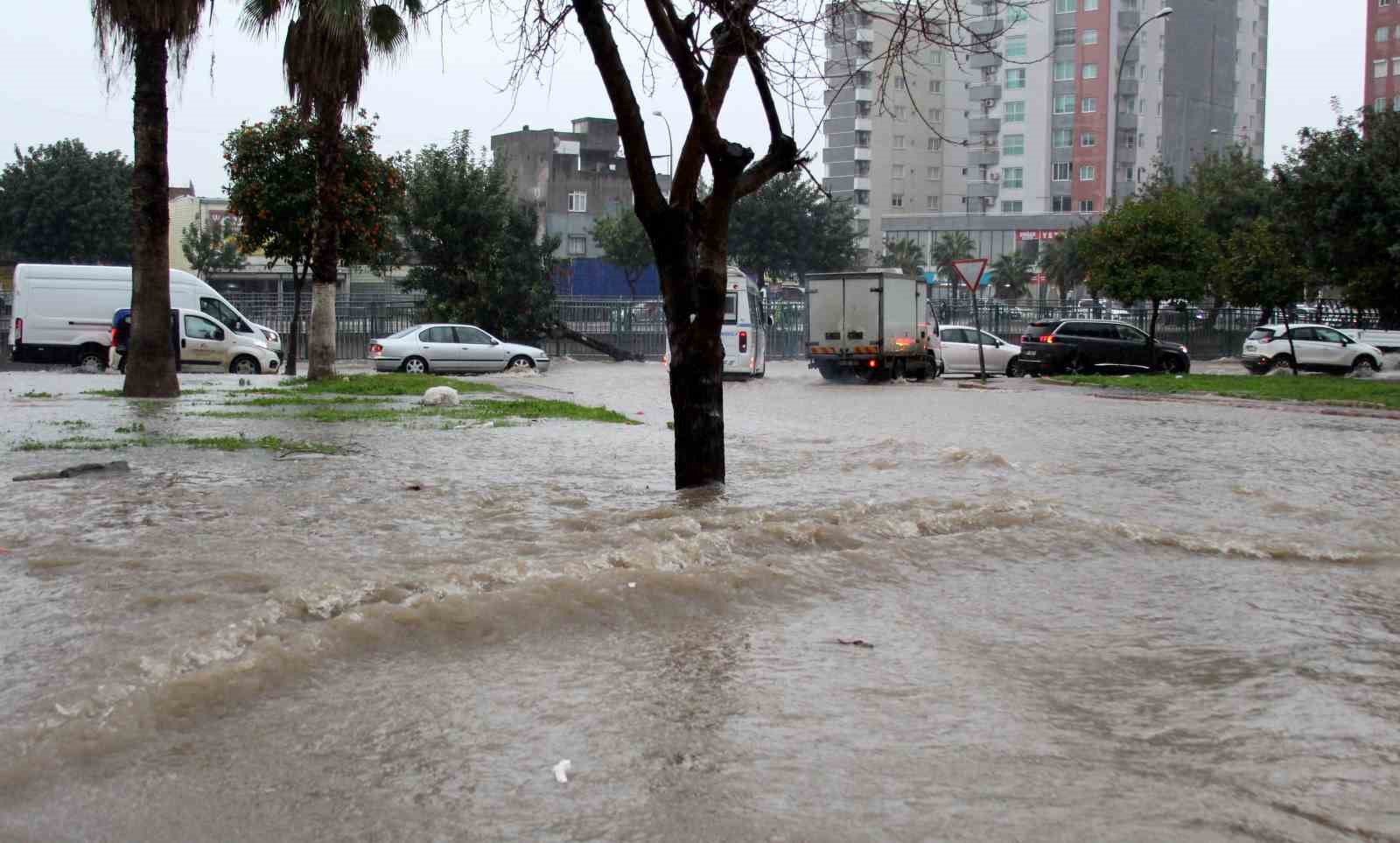 adanada saganak yagista yollar gole dondu 6 HdedXT4P