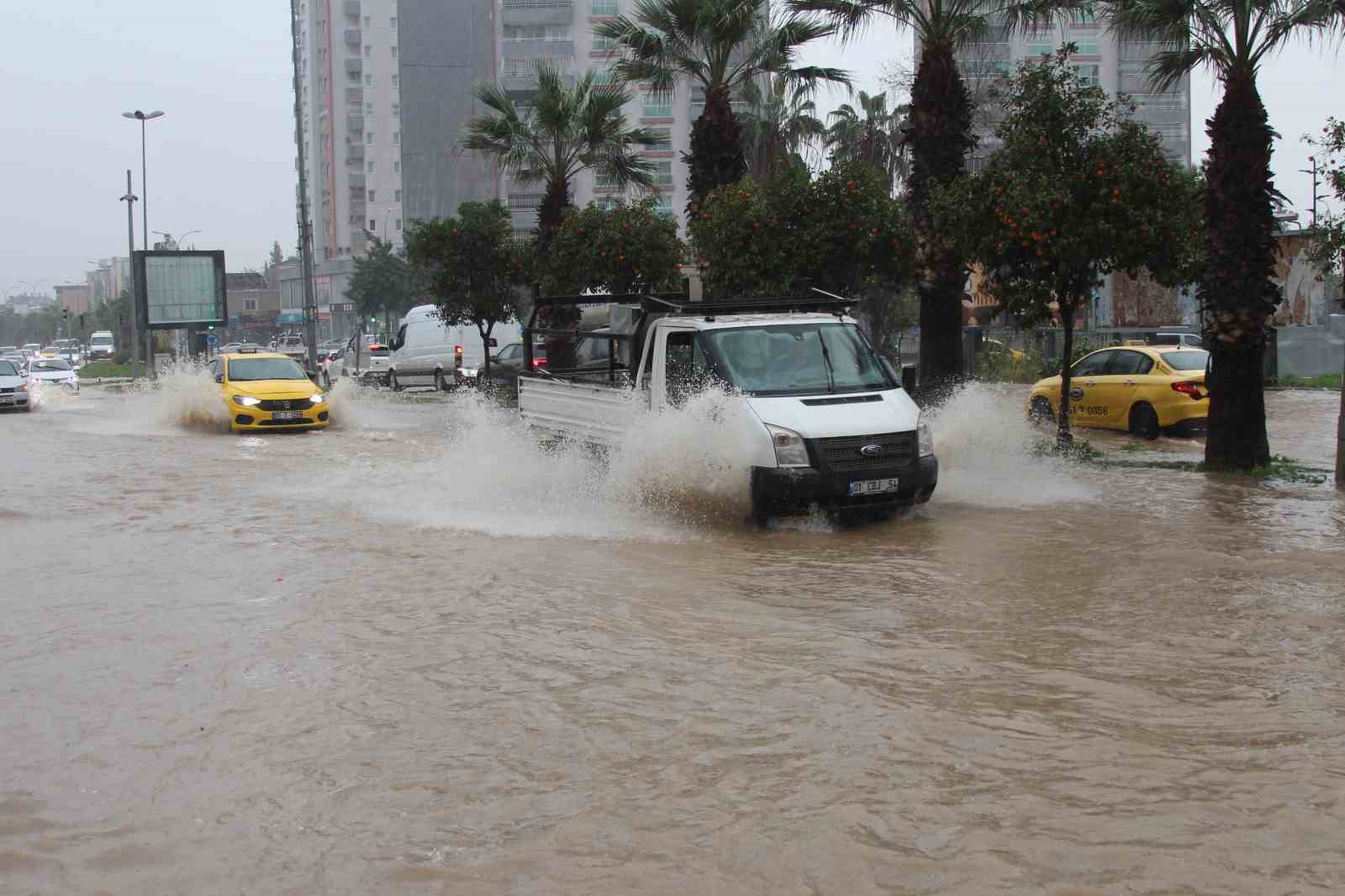 adanada saganak yagista yollar gole dondu 8 YbHlELtm