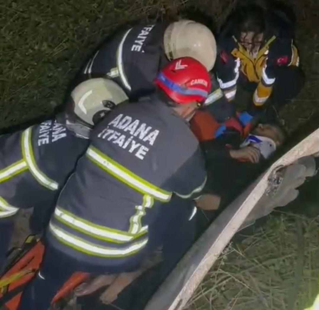 adanada sarampole yuvarlanan otomobildeki 2 kisi yaralandi 1