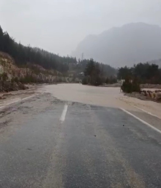 adanada sel ve heyelanlar ulasimda aksamalara neden oldu 4 VmGStA2S