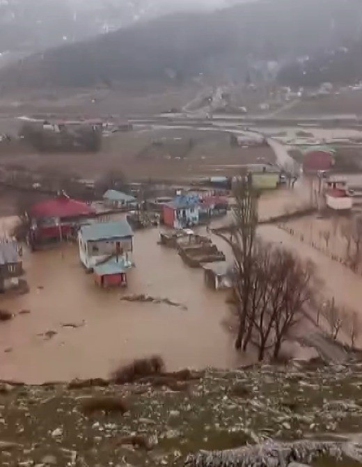 adanada sel ve heyelanlar ulasimda aksamalara neden oldu 5 PVEyk4zT