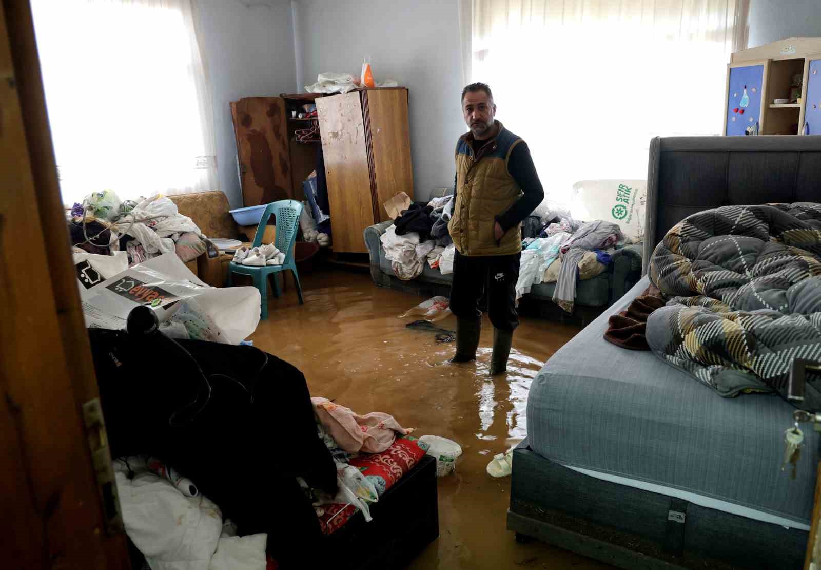 adanada selden geriye islak esyalar camurlu yollar kaldi evlerini su basan vatandaslar o anlari 6tscR6Lc