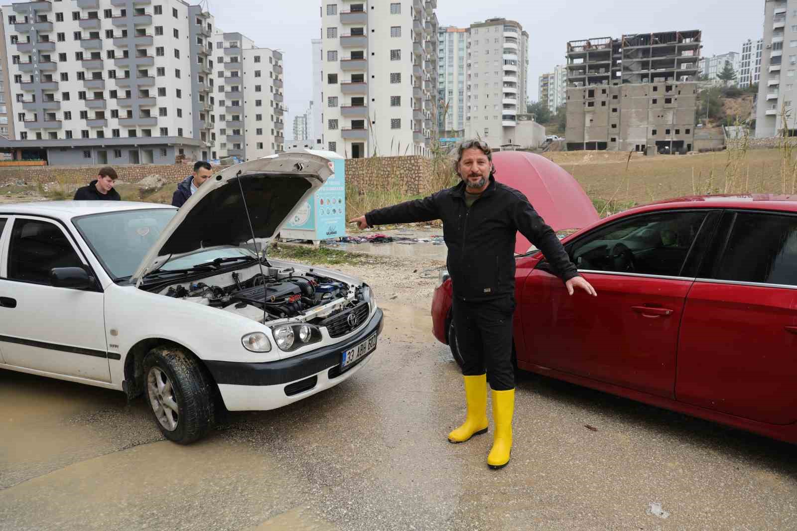 adanada selden geriye islak esyalar camurlu yollar kaldi evlerini su basan vatandaslar o anlari BWPC2l1U