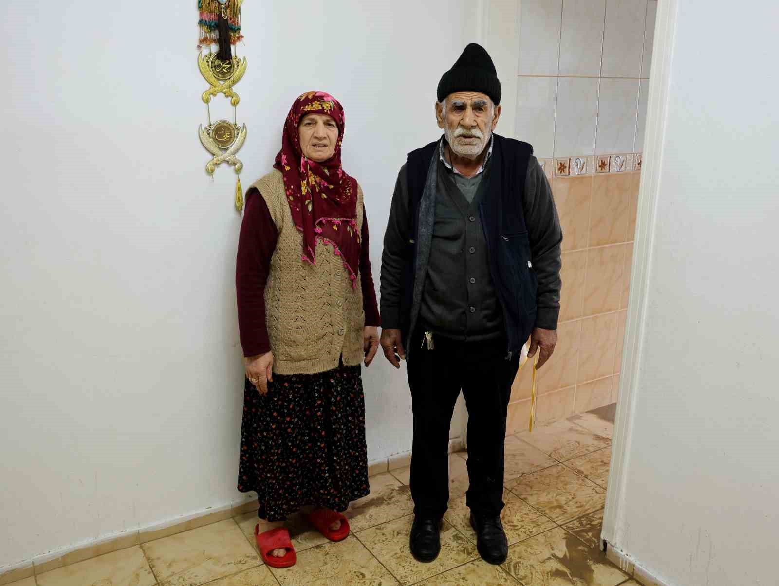 adanada selden geriye islak esyalar camurlu yollar kaldi evlerini su basan vatandaslar o anlari