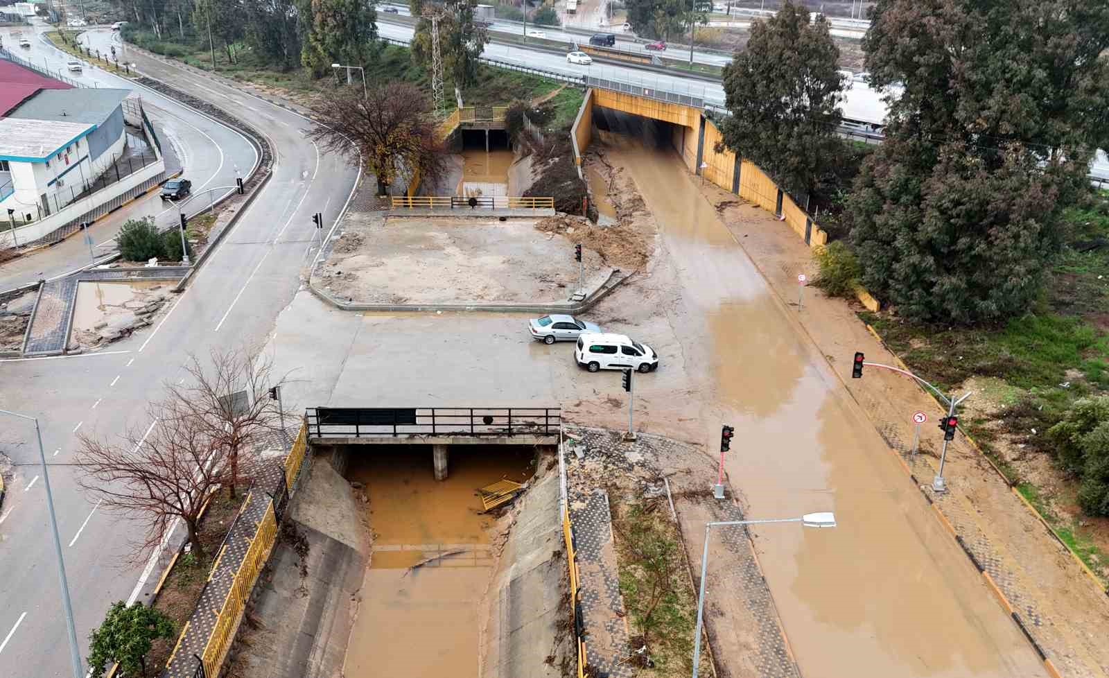 adanada selden geriye islak esyalar camurlu yollar kaldi evlerini su basan vatandaslar o anlari Rr2eD4gD