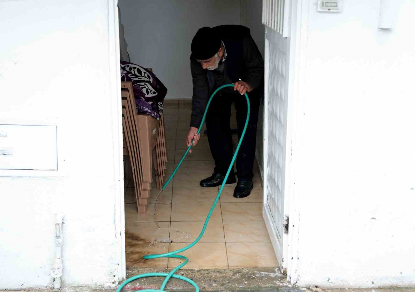 adanada selden geriye islak esyalar camurlu yollar kaldi evlerini su basan vatandaslar o anlari SPrVYw4I