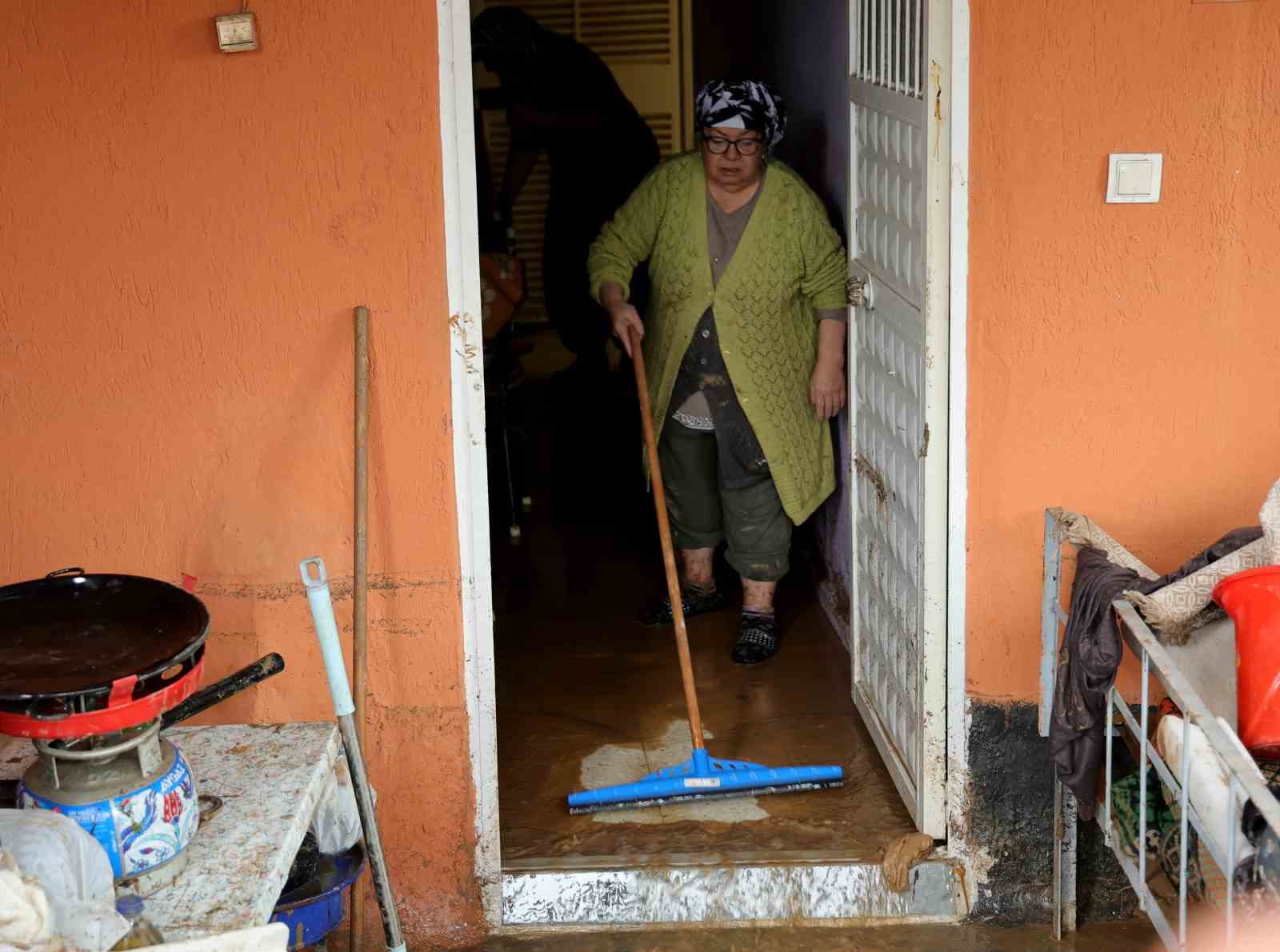 adanada selden geriye islak esyalar camurlu yollar kaldi evlerini su basan vatandaslar o anlari cZ5YTt9t