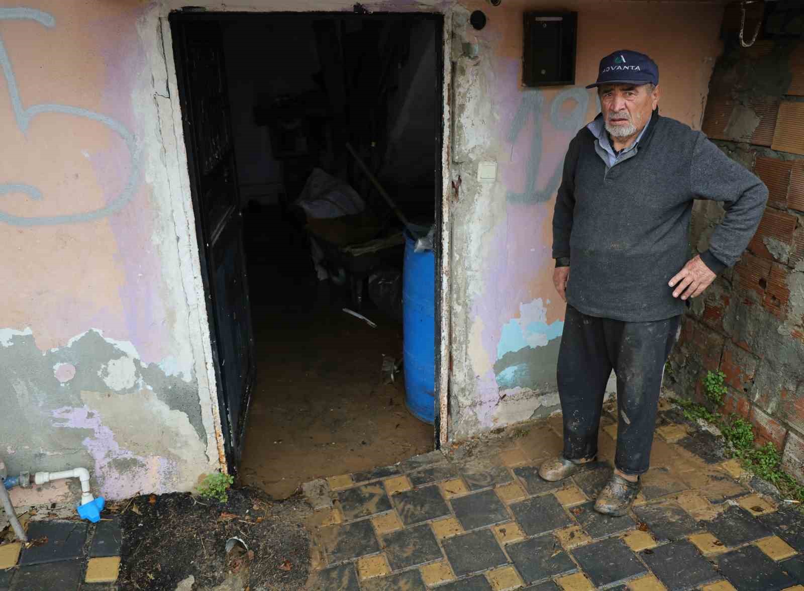 adanada selden geriye islak esyalar camurlu yollar kaldi evlerini su basan vatandaslar o anlari