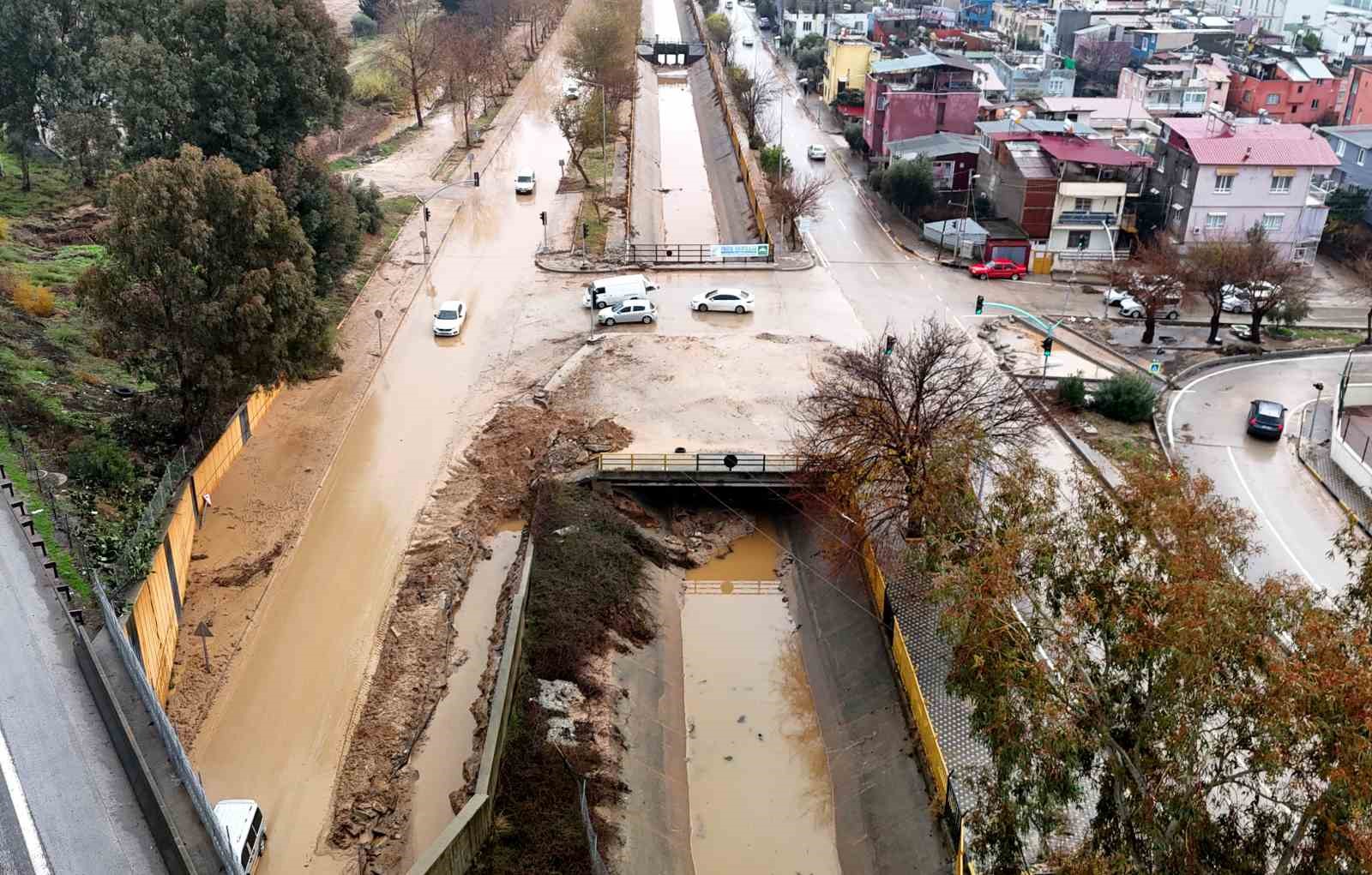 adanada selden geriye islak esyalar camurlu yollar kaldi evlerini su basan vatandaslar o anlari wJHV78Cd