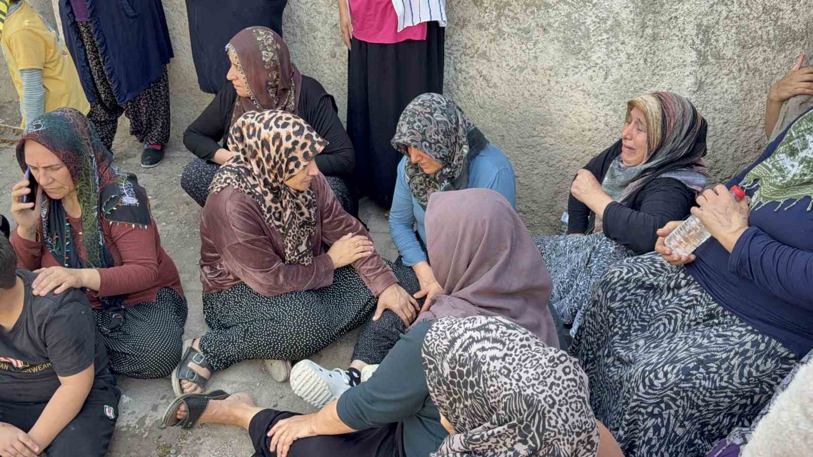 adanada semt pazarini kana buladilar 2 olu 5 yarali 1 UsSjQiu5