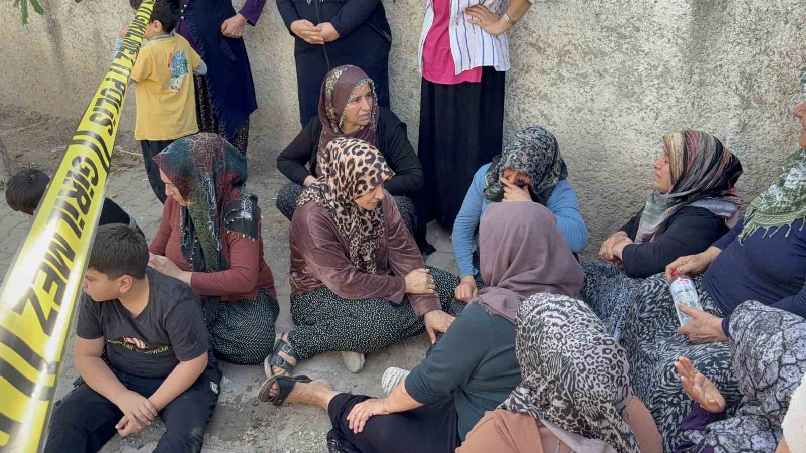 adanada semt pazarini kana buladilar 2 olu 5 yarali 2 3C4OX2Ms