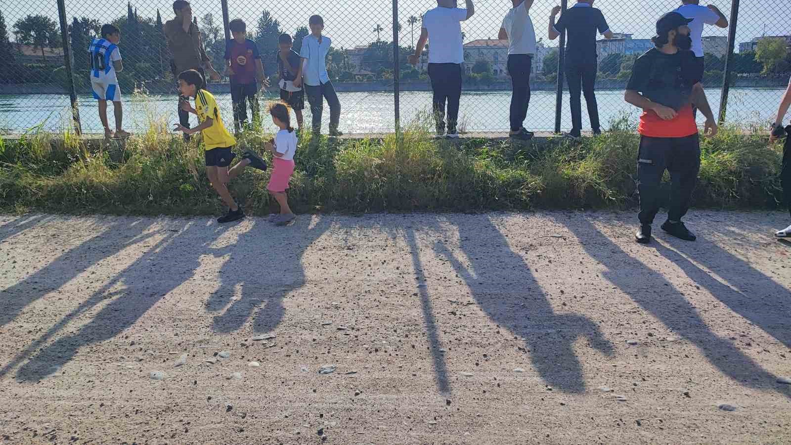 Adana’da serinlemek için girdiği nehirde kaybolan genç hastaneye kaldırıldı 7 adanada serinlemek icin girdigi nehirde kaybolan genc hastaneye kaldirildi 3 CZsc9pdH