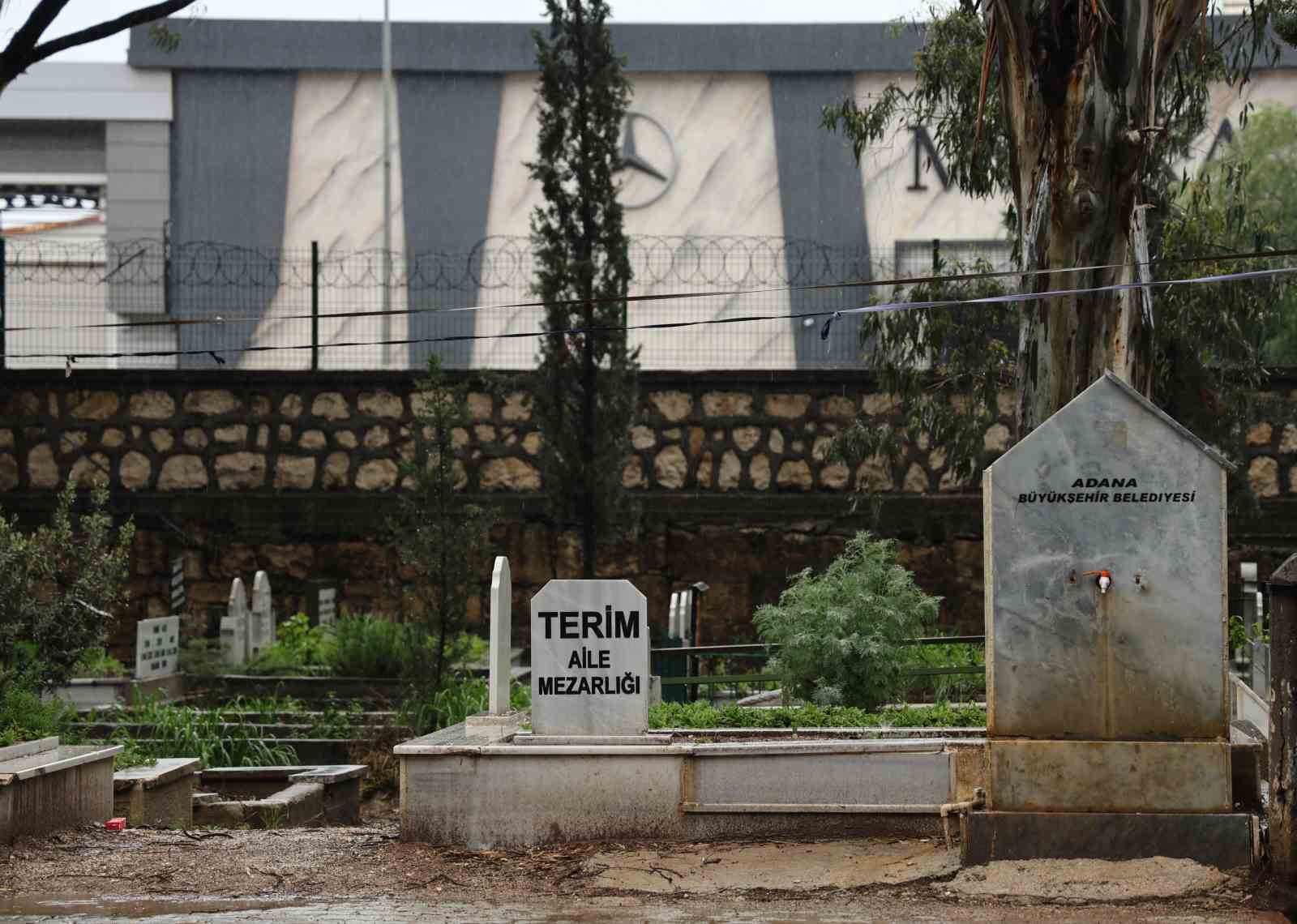 Adana’da şiddetli yağış nedeniyle arife günü mezarlıklar boş kaldı 5 adanada siddetli yagis nedeniyle arife gunu mezarliklar bos kaldi 1 9Q71vT61