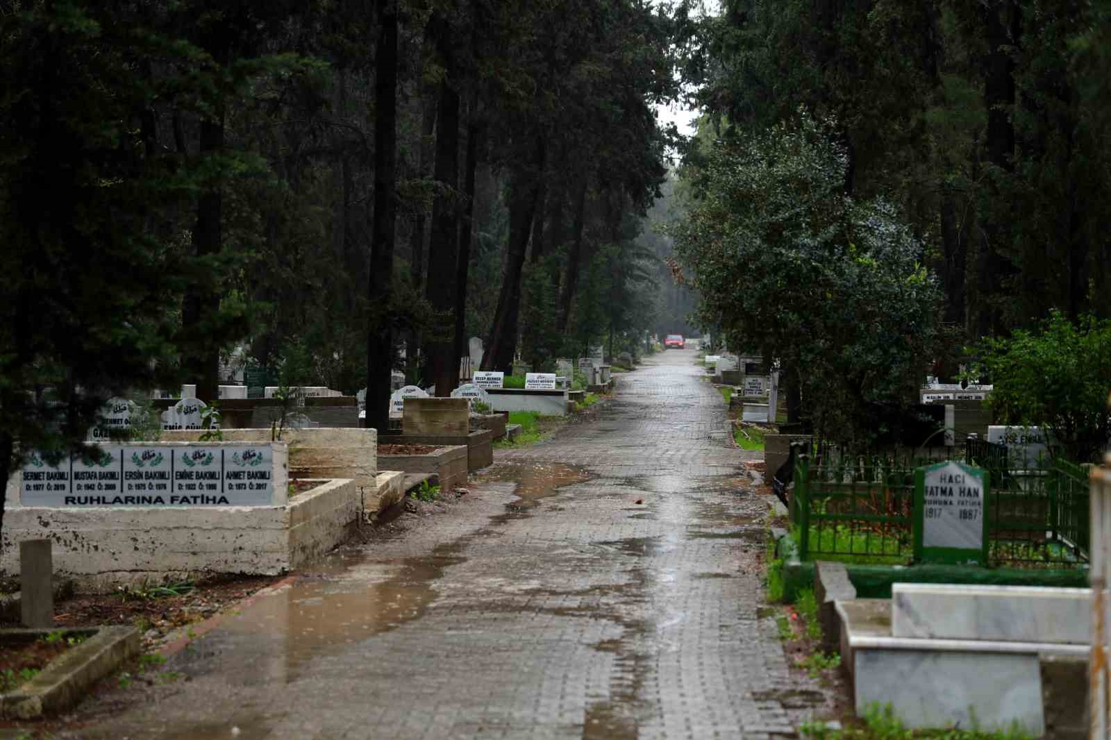 Adana’da şiddetli yağış nedeniyle arife günü mezarlıklar boş kaldı 7 adanada siddetli yagis nedeniyle arife gunu mezarliklar bos kaldi 3 l3fFWJUU