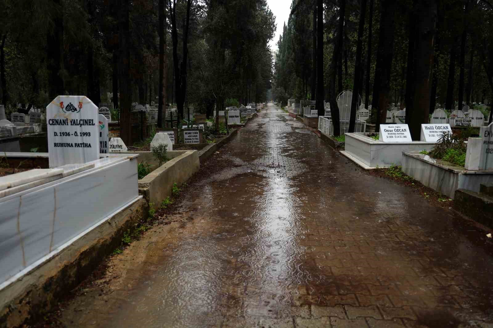 Adana’da şiddetli yağış nedeniyle arife günü mezarlıklar boş kaldı 8 adanada siddetli yagis nedeniyle arife gunu mezarliklar bos kaldi 4 cpXQwYWu