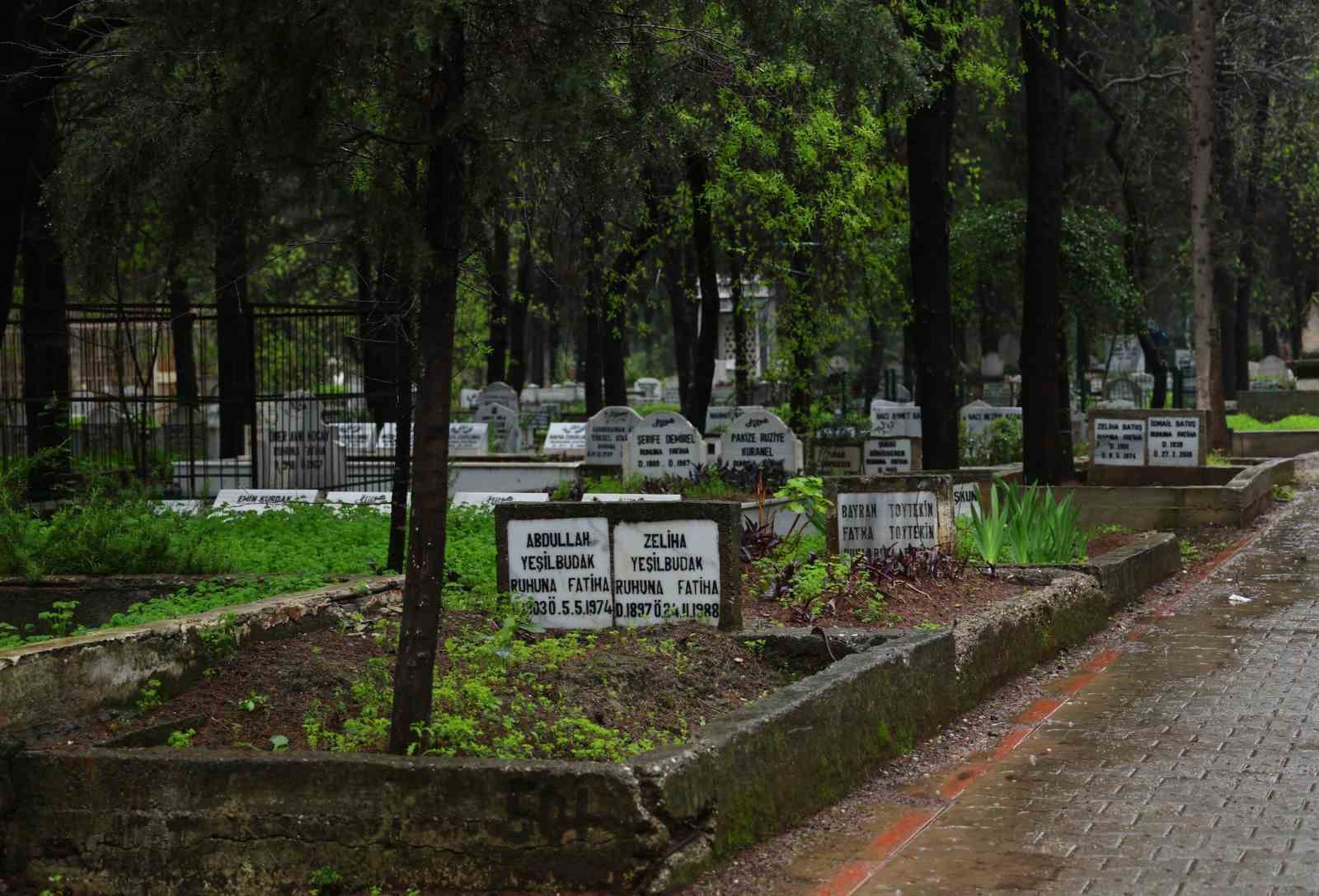 Adana’da şiddetli yağış nedeniyle arife günü mezarlıklar boş kaldı 10 adanada siddetli yagis nedeniyle arife gunu mezarliklar bos kaldi 6 Wl5tb4du