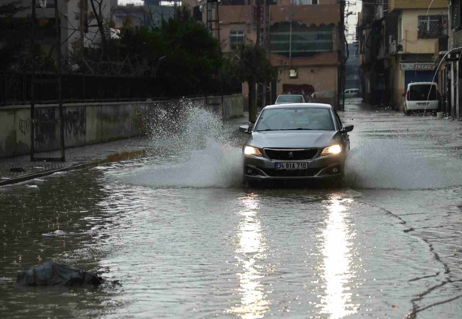 adanada siddetli yagis yollari gole cevirdi apartmanlari su basti 4 7PXNtIu2