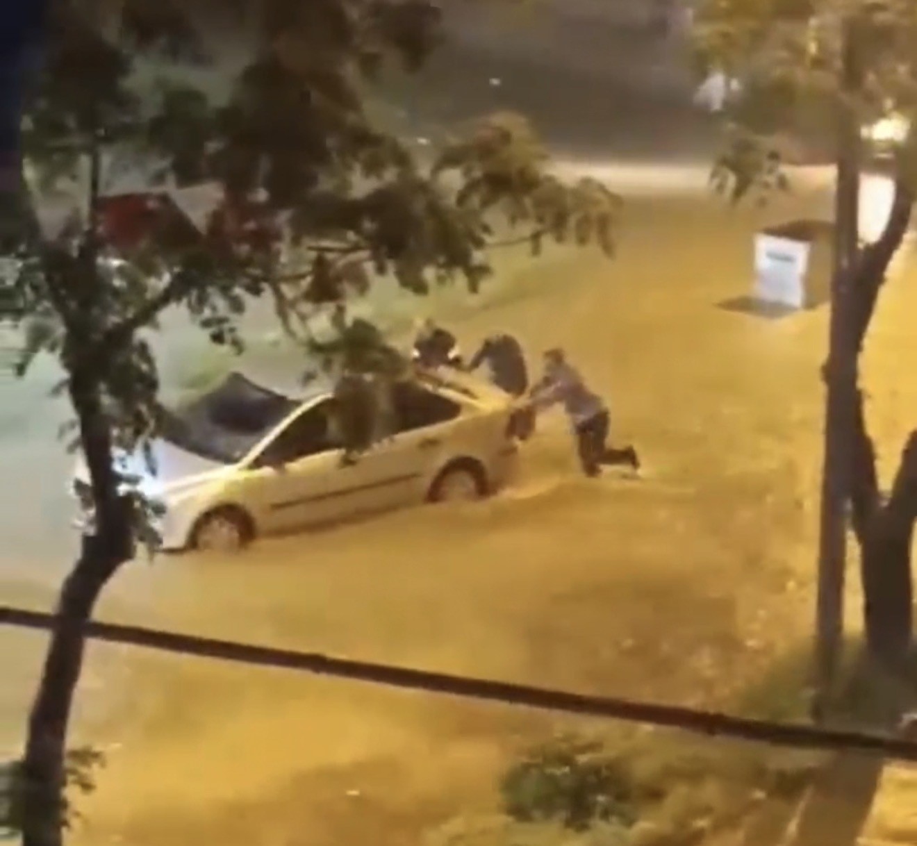 Adana’da şiddetli yağmur cadde ve sokakları göle çevirdi 6 adanada siddetli yagmur cadde ve sokaklari gole cevirdi 2 DTt9U7GD