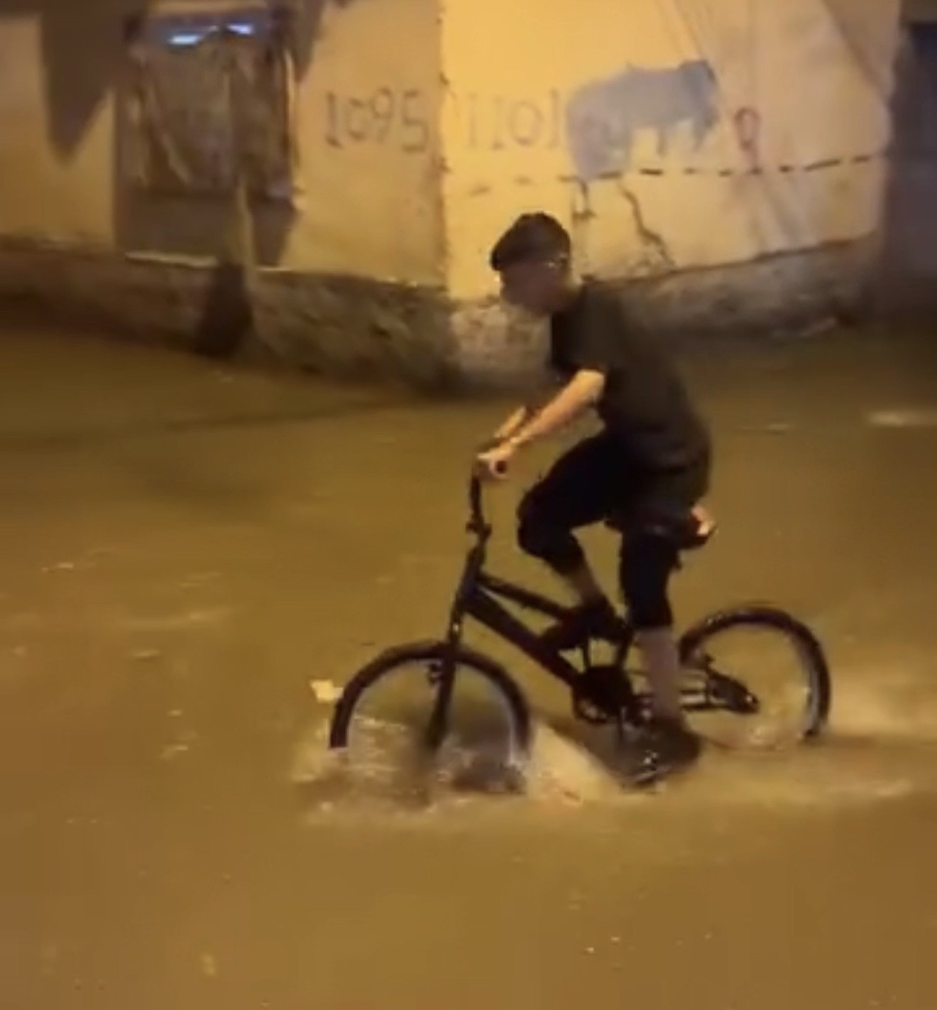 Adana’da şiddetli yağmur cadde ve sokakları göle çevirdi 7 adanada siddetli yagmur cadde ve sokaklari gole cevirdi 3 iPOsNSaU
