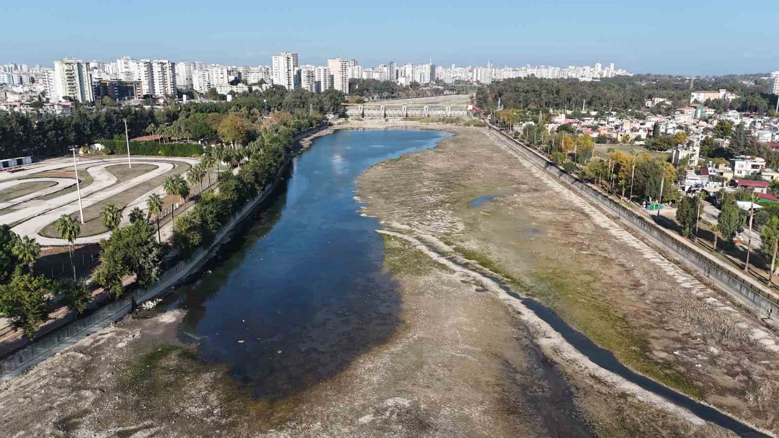 adanada son 52 yilin en kurak donemi nehre ve kanallara su verilmiyor 0 lvE8Ijl1