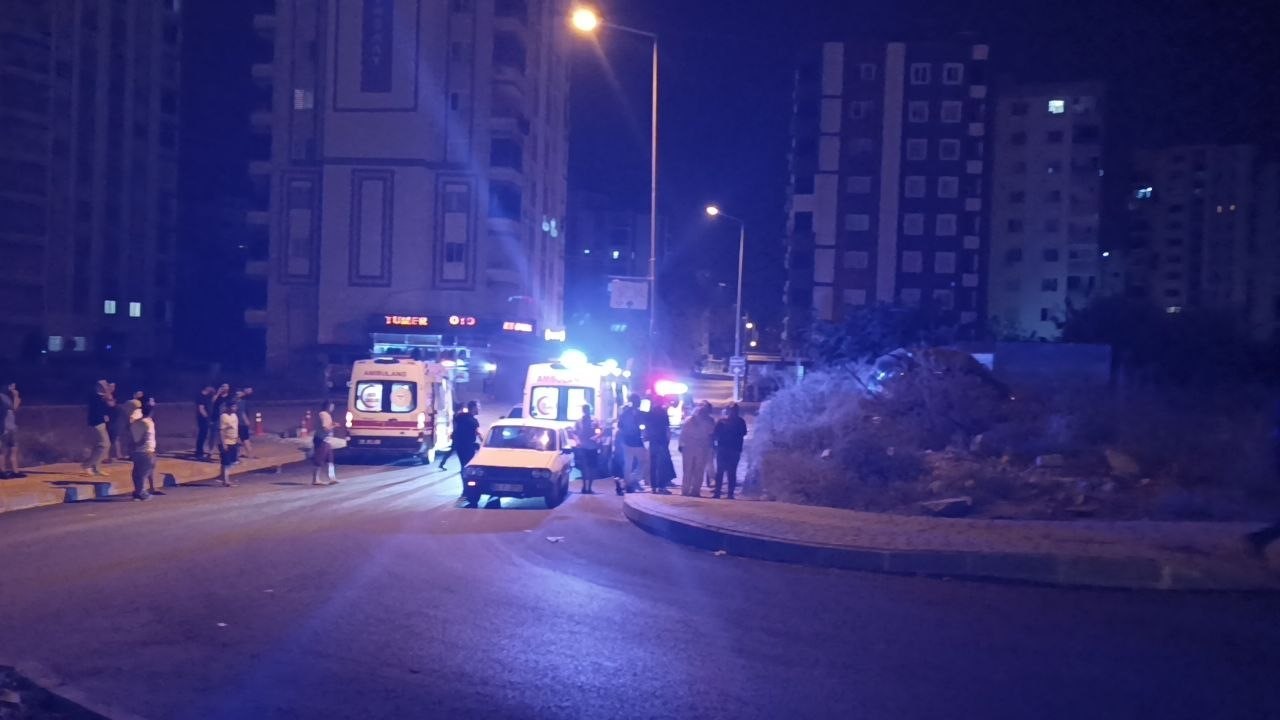 adanada takla atan otomobildeki 2 kisi yaralandi 0 z57HTcgt