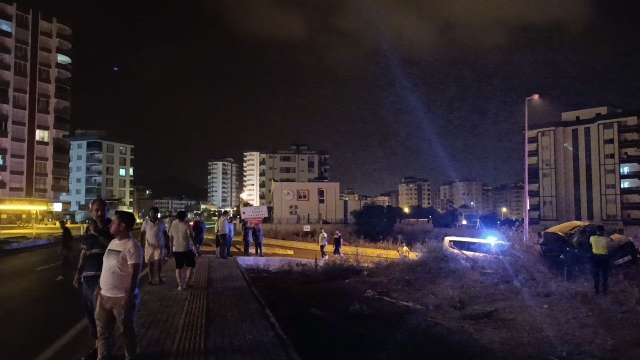 adanada takla atan otomobildeki 2 kisi yaralandi 1 Y51hyuCB