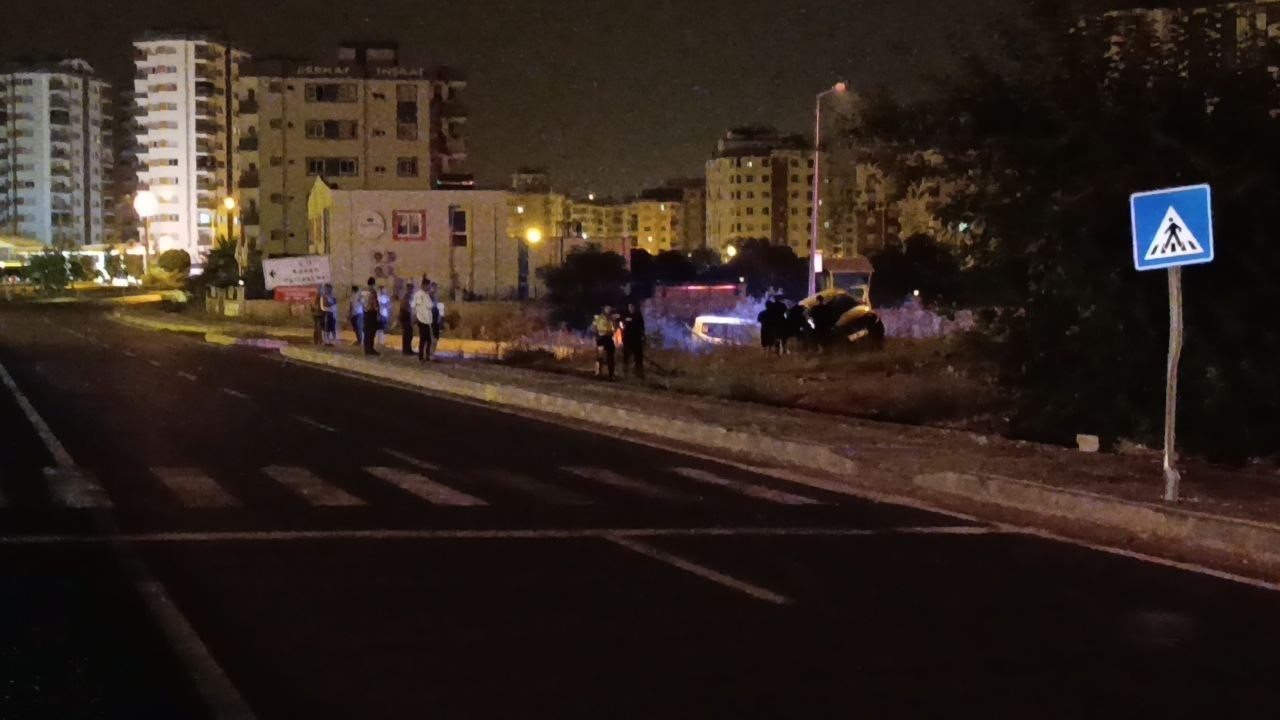 adanada takla atan otomobildeki 2 kisi yaralandi 2 shmncbIO