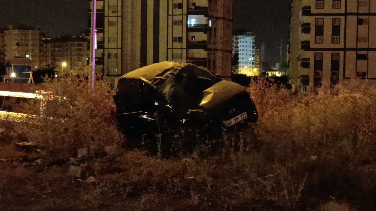 adanada takla atan otomobildeki 2 kisi yaralandi 3 JTbP52mE